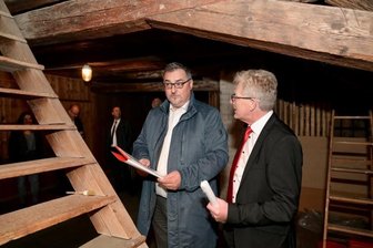 Rettungsplan für Patrizierhaus: Bürgerstiftung steht bereit - Verwinkelter Dachboden. Bürgermeister Volkmar Viehweg (links) weiht den Vorstandsvorsitzenden der Erzgebirgssparkasse, Roland Manz, in die Geheimnisse des Patrizierhauses ein. 