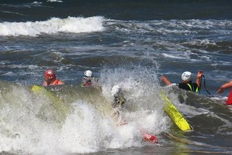 Rettungsschwimmer aus Westsachsen proben Ernstfall in der Ostsee - Übung bei Windstärke 8 im Ostseebad Nienhagen: Bis zu 1,5 Meter hohe Wellen boten den Rettungsschwimmern der DRK-Wasserwacht Koberbachtalsperre ideale Bedingungen, um Erfahrungen im Brandungsschwimmen zu sammeln.