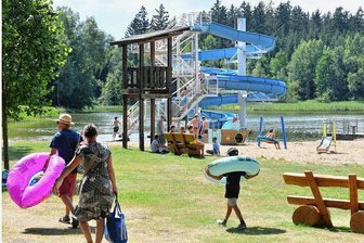 Rettungsschwimmer fehlt: Im beliebten Erzengler Naturteich bei Brand-Erbisdorf ist Baden auf eigene Gefahr angesagt - Auf die Rutsche im Erzengler müssen die Badegäste an unbeaufsichtigten Tagen verzichten.