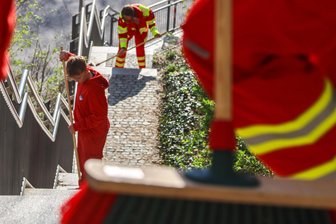 Rettungssportler bringen Schlosstreppe in Sachsenburg für Lauf-Event auf Hochglanz - Mitglieder DLRG Mittelsachsen haben die große Schlosstreppe in Sachsenburg geputzt.