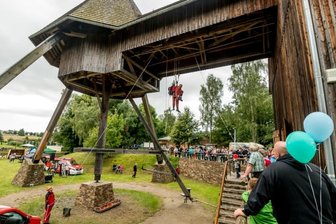 Rettungsübung zieht neugierige Blicke an - Mitglieder der Grubenwehr vom Standort Aue der Wismut GmbH zeigen bei einer Schauübung, wie eine hilflose Person mit Seiltechnik gerettet werden kann.