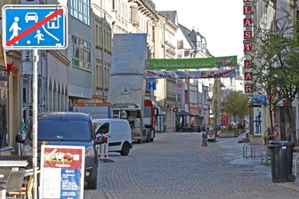 Rettungsversuch für Zwickauer Hauptstraße: Soll die Stadt die Fußgängerzone abschaffen? - Die Hauptstraße ist eine der wichtigsten Straßen im Zwickauer Stadtzentrum. Jetzt soll sie als Einkaufsmeile wiederbelebt werden. Künftig könnte das Parken vor Läden möglich sein.