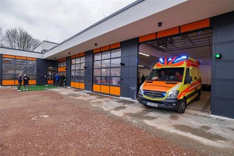 Rettungswache Gersdorf übergeben: Hochmoderne Ausstattung auf 1200 Quadratmetern Nutzfläche - Im Dezember ist der Rettungsdienst des DRK Kreisverbandes Hohenstein-Ernstthal in die neue Rettungswache in Gersdorf umgezogen. Im Durchschnitt rücken die Mitarbeiter täglich zu elf bis zwölf Einsätzen aus.