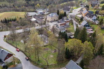 Rettungswache oder Spielplatz: Millionenprojekt am Fichtelberg um ein Jahr zurückgeworfen - Für die neue Rettungswache in Unterwiesenthal war das parkähnliche Spielplatzgelände vor dem Teich ins Auge gefasst worden. Es liegt an der Emil-Riedel-Straße. Nur wenige Meter weiter verläuft die B 95.
