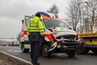 Rettungswagen auf der B95 verunglückt -