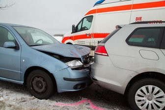 Rettungswagen in Unfall verwickelt - Zwei Verletzte - 