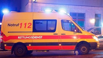 Rettungswagen prallt an Baum: Patient schwer verletzt - Begleiterin tot -
