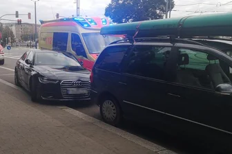 Rettungswagen prallt gegen parkendes Auto in Chemnitz - Ein Verletzter und hoher Sachschaden - Ein Rettungswagen kam aus ungeklärter Ursache von der Fahrbahn ab und prallte gegen einen parkenden Audi.