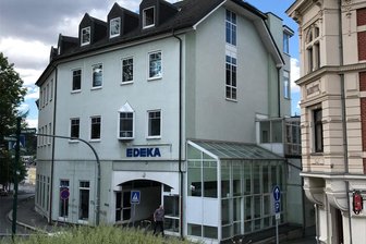 Rettungswagen und Polizei am Oelsnitzer Edeka - Am Edeka-Markt an der Oelsnitzer Grabenstraße kam es zu einem Einsatz von Polizei und Rettungswagen.