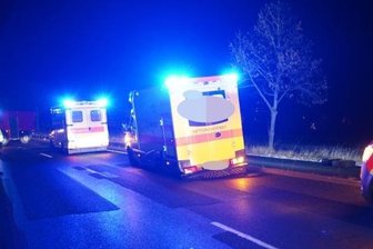Rettungswagen verliert Hinterrad während der Fahrt - 