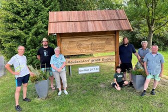 Reukersdorf feiert sein Dorffest - Frank Wagner, Sebastian Uhlig, Renate Bärsch, Ben und Holger Bach, Günther Bärsch und Lutz Matthes (v. l.) bereiten das Fest mit vor.
