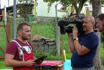 Reumtengrün spielt seine Trümpfe im Fernsehen aus - Frederic Schaarschmidt (links) steht dem Team des MDR für die Sendung "Unser Dorf hat Wochenende" in Reumtengrün Rede und Antwort. Foto: Andreas Leidel
