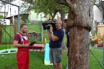 Reumtengrün spielt Trümpfe im TV aus - Frederic Schaarschmidt (links) steht dem Team des MDR für die Sendung "Unser Dorf hat Wochenende" in Reumtengrün Rede und Antwort.