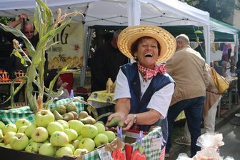 Reuth feiert ganz groß den Herbst und Erntedank - Äpfel, Birnen und weiteres heimisches Obst und Gemüse wird auf dem Herbstmarkt wie hier von Ingrid Gerisch aus Tobertitz angeboten.