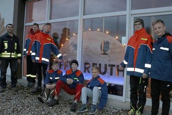 Reuther Jugendfeuerwehr trotzt der Pandemie mit einem eigenen Schwibbogen - Der Reuther Feuerwehrchef Hardy Baumann (links) mit dem Feuerwehrnachwuchs Alfred, Kurt, Rudi, Hans, Arthur, Albrecht und Anton vor dem neuen Schwibbogen.