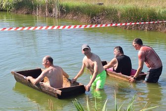 Reuther Lumpen siegen beim Sautrogrennen in Stelzen - Die Reuther Lumpen (links) sind Dirk Baumann und Hardy Baumann (von links).