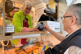 Reuther Traditionsbäckerei: An welchen Samstagen es keine Ostsemmeln mehr gibt - Mit der Kundschaft am Werdauer Pfennigpfeiffer auf Du und Du. Simone Wunderlich von der Bäckerei Einert in Reuth und Ralf Schmidt spinnen einen guten Faden. Der Stammkunde hat diesmal „Schlagasch und Hühner“ (Eier) gekauft und war im März der Erste – der seine Rechnung mit der damals eingerichteten Zahlung per Karte beglichen hat.