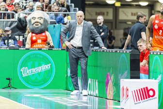 Revanche für die Klatsche oder weiter bergab - wohin fährt die Achterbahn der Niners Chemnitz? - Die Lust auf Achterbahnfahrten ist ihm schon lange vergangen: Niners-Cheftrainer Rodrigo Pastore nimmt derzeit Veränderungen am Kader vor.