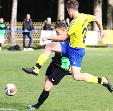 Revanche für Vorjahrespleite geglückt - Florian Kinder (links) zieht ab. Gegen den TSV Geyer ging der Top-Torjäger des SV Niederwürschnitz allerdings leer aus. 