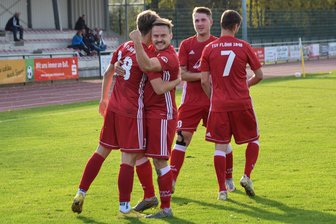 Revanche nach 7 Tagen: Flöhaer Fußballer springen an Tabellenspitze - Goldener Treffer: Dennis Baude nimmt Siegtorschütze David Schauer jubelnd in die Arme.