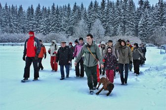 Revierförster führt durch den Wald bei Grünheide - Winterwanderung im Revier Grünheide mit Revierförster Dirk Schönfelder (mit Hund).