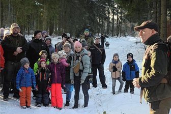 Revierleiter gibt bei Wanderung viele interessante Infos übers Hochmoor Grünheide - Die Teilenehmer der Winterwanderung haben von Revierförster Dirk Schönfelder viele Infos über das Hochmoor bei Grünheide erhalten. 