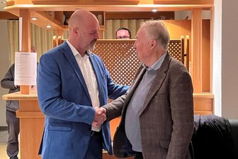 Revolte bleibt aus: Chemnitzer AfD stellt Alexander Gauland für Bundestagswahl auf - Der Kreisvorsitzende Nico Köhler gratuliert Alexander Gauland nach der Wahl zum AfD-Wahlkreiskandidaten in Chemnitz. Köhler hatte sich zuvor selbst Chancen ausgerechnet.