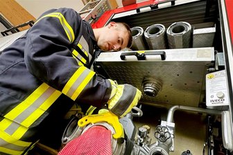 Revolution aus dem 3D-Drucker: Feuerwehr im Vogtland testet ultraleichte Werkzeuge - Feuerwehrmann Lukas Sünderhauf testet Werkzeuge aus dem 3D-Drucker.