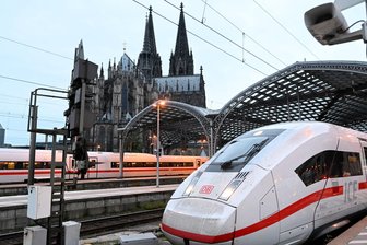 Revolution im Fernverkehr? Die DB kämpft um ihre Stellung - Die meisten Fernverkehrszüge auf deutschen Schienen tragen derzeit die Farben der Deutschen Bahn - doch zwei Konkurrenten wollen dem bundeseigenen Konzern Marktanteile abspenstig machen. (Archivbild)