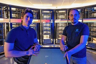 Revolutionäres Prozessor-Design aus Sachsen: Ein Chip wie ein Gehirn - Hector Gonzalez (links) und Matthias Lohrmann von SpiNNcloud Systems GmbH, hier in einem künftigen Rechenzentrum der TU Dresden, vermarkten einen hocheffizienten, neuen Chip mit revolutionärem Design.
