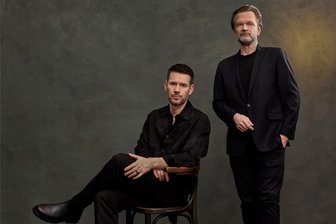 Revolverheld-Sänger in Chemnitz-Nostalgie: „Mensch, so könnten all unsere Konzerte künftig aussehen“ - Johannes Strate (links) und Sebastian Knauer entwickelten das Konzept für das Konzert am 25. November in Chemnitz schon 2021.