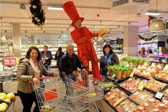 Rewe am Annenplatz in Reichenbach öffnet nach Umbau für die Kunden - Enrico Lein als rotgekleideter Rewe-Mann auf Stelzen half den ersten Kunden, die Donnerstagmittag den komplett umgebauten und auf 1700 Quadratmeter vergrößerten Markt besuchten, beim Einkauf.