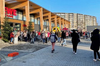Rewe am Chrieschwitzer Hang eröffnet: Erste Filiale in Plauen erlebt Kundenansturm - Kurz nach der feierlichen Eröffnung standen die Besucher vor dem neuen Markt an der Anton-Kraus-Straße bereits Schlange.