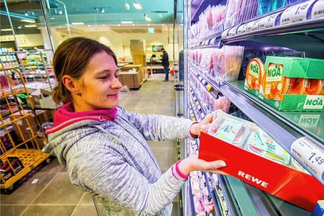 Rewe öffnet in Lauter am Donnerstag: So sieht es in dem Supermarkt aus - Derzeit ist Einräumen angesagt. Jana Ullmann, Verkäuferin an der Fleischtheke, stattet vor der Eröffnung das Kühlregal mit Waren aus. 