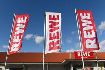 Rewe stellt auf digitale Treuepunkte um: Was sich jetzt für Kunden ändert - Bei Rewe gehören die Treuepunkte zum Einkleben nun der Vergangenheit an.