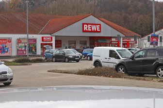 Rewe und Edeka kämpfen in Wilkau-Haßlau um den besten Standort - Noch hat an der Zwickauer Straße in Wilkau-Haßlau der Rewe-Markt geöffnet.