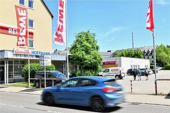 Rewe: Was ist dran an Gerüchten um Marktschließung in Brand-Erbisdorf? - Ziel von Rewe für den neuen Markt in Brand-Erbisdorf, im Hintergrund der alte Markt, ist eine Zufahrt über die Bundesstraße.