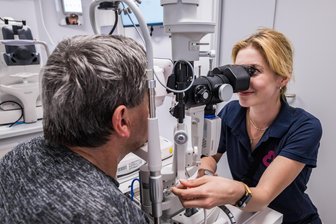 Rezept gegen Augenarzt-Notstand im Erzgebirge: So funktioniert die rollende Praxis - Hinterm Schwarzenberger Rathaus im Container: Optometristin Yara Hahn untersucht einen Patienten.