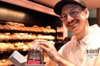 Rezeptbuch birgt viele Leckereien - Zur Weihnachtszeit bietet Marcus Bräunig Pfefferkuchen an, die in einem Blechhäuschen verpackt werden.