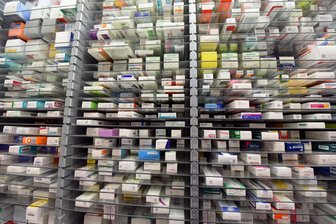 Rezeptfreie Medikamente gibt’s jetzt auch in der Drogerie – vogtländische Apotheker kritisieren: „Hier wird mit unterschiedlich langen Messern gekämpft“ - Medikamente auf Lager: Seit Dezember vertreibt die Drogeriemarktkette dm apothekenpflichtige Medikamente.