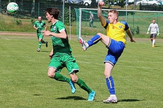 RFC: Beim Staffelsieger war die Luft raus - Der Reichenbacher Julien Pascal Knappe (rechts) klärt hier gegen den Oelsnitzer Anthony Liebich.
