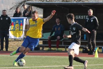 RFC bereit für das Gipfeltreffen - Der Reichenbacher Außenverteidiger Maurice Lange (am Ball) schenkte den Thalheimern zwei Tore ein.
