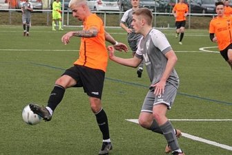 RFC dreht an letzten Stellschrauben - Reichenbachs Julien Pascal Knappe (rechts) attackiert den dreifachen Torschützen Florian Schubert. 
