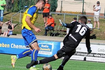 RFC endgültig in Landesliga angekommen - Der Reichenbacher Doppeltorschütze Maurice Lange geht hier am Chemnitzer Torwart vorbei und erzielt das 1:0 für den RFC. Der gewann am Ende sein Auswärtsspiel mit 3:1.
