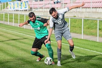 RFC hält bisher gut mit - aber nur auswärts - Niklas Rosenmüller (rechts) im Zweikampf gegen den Chemnitzer Dominic Fries.