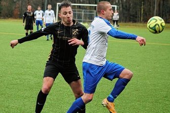 RFC meldet sich mit 4:0-Sieg zurück - Reichenbachs Doppel-Torschütze Paolo Süß (rechts) entwischt hier Auerhammers Marius Ehmig.