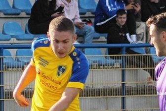 RFC muss die erste Niederlage einstecken - Reichenbachs Leon Dietzsch (links) in Aktion: Sein Treffer in Halbzeit 1 fand wegen Abseits keine Anerkennung.