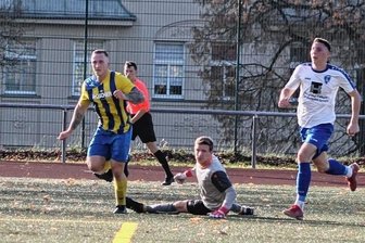 RFC: Respekt vor dem Aufsteiger - Auch Annaberg wurde dem RFC gefährlich: Über rechts drang Richard Freund (links) bis in den Strafraum ein und schob den Ball an Patrick Hettwer (am Boden) vorbei ins lange Eck. 