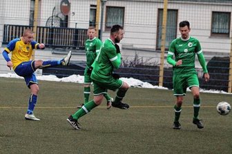 RFC schickt Merkur ohne Punkte heim - Sorgte für den Ausgleich: Paolo Süß (links), dessen Versuch gleich an drei Oelsnitzern vorbeizischt.