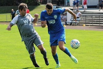 RFC teilt sich beim Oberliga-Absteiger die Punkte - Mirko Hendel (links), der hier den Neugersdorfer Martin Klimt attackiert, bestritt am Samstag sein 500. Pflichtspiel für den RFC.